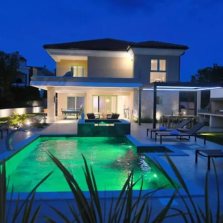 Helena Villa *