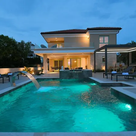 Helena Villa *