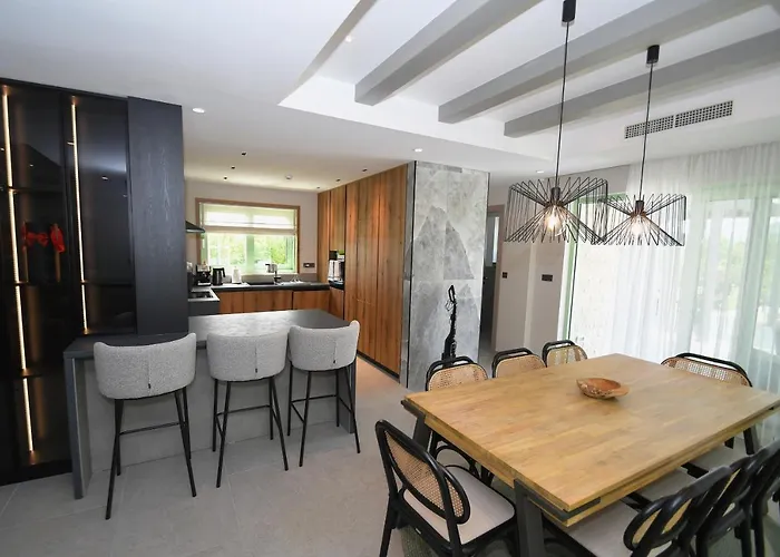 فيلة Helena Brzac