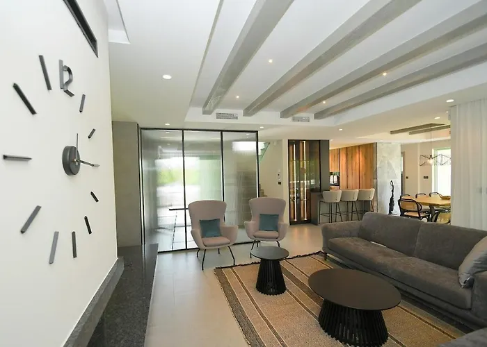 فيلة Helena Brzac