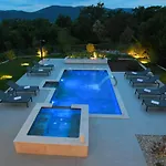 Helena Villa *